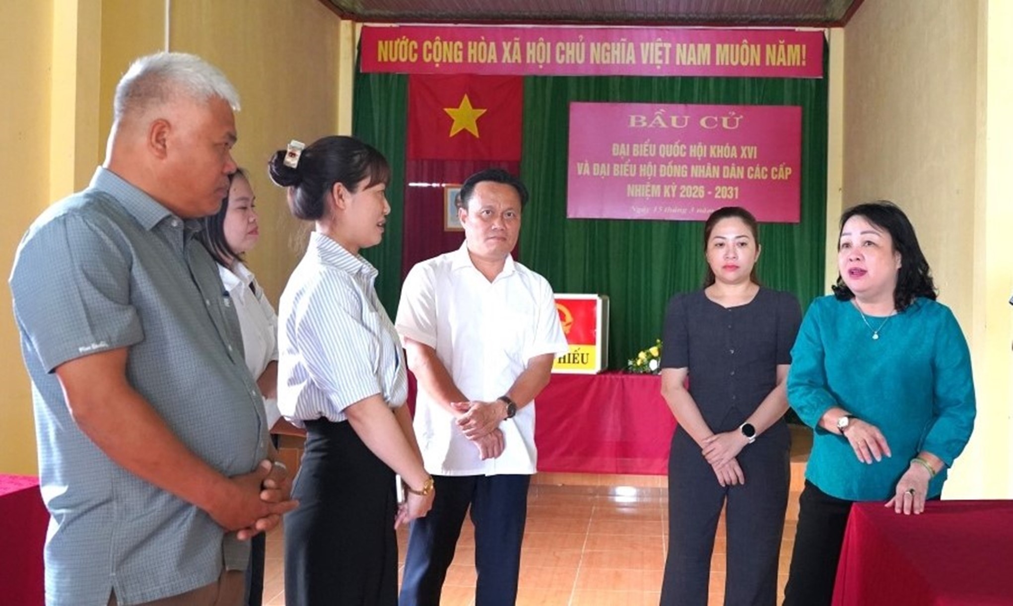 Đồng chí Cao Thị Hòa An kiểm tra công tác chuẩn bị bầu cử tại các địa phương